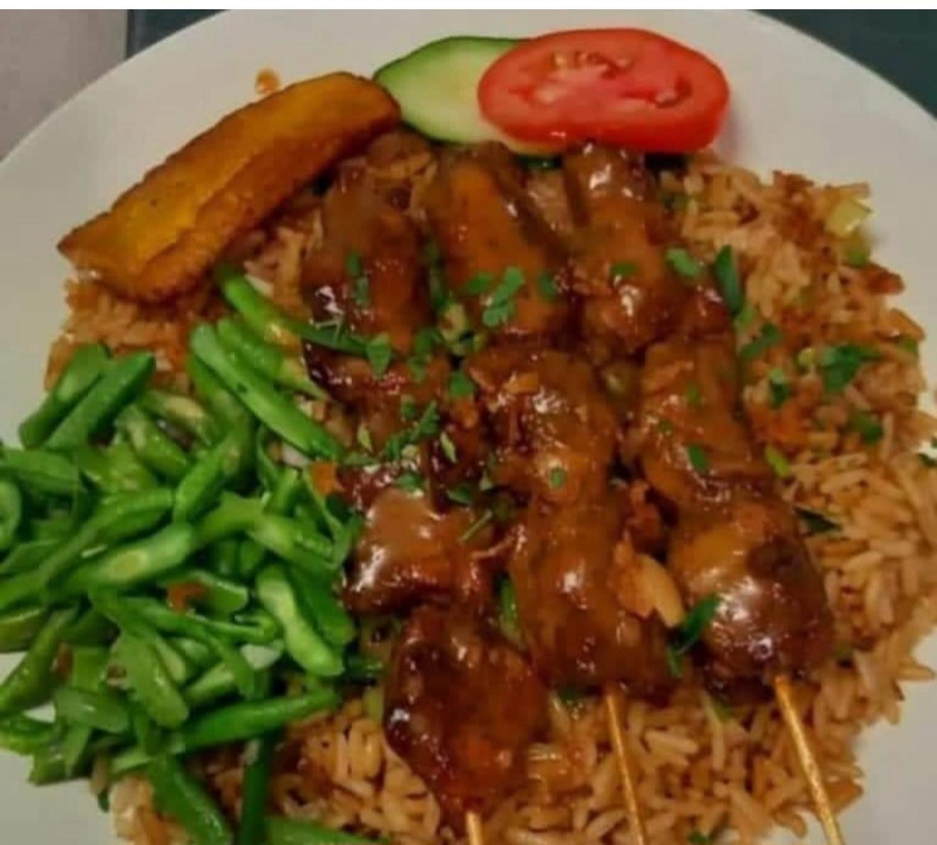 Fried rice witjh chicken skewers 