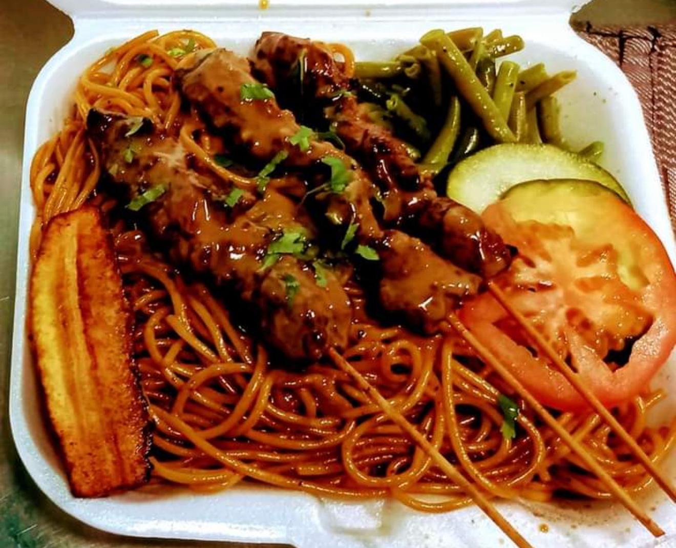Noodles with chicken skewers 